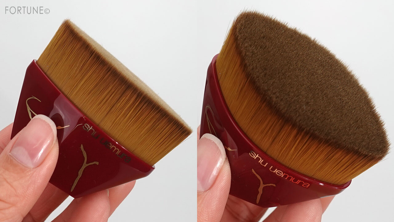 shu uemura（シュウ ウエムラ）『ルージュ アンリミテッド ラッシュ ラヴァ レッド コレクション』ペタル55 ファンデーション ブラシ