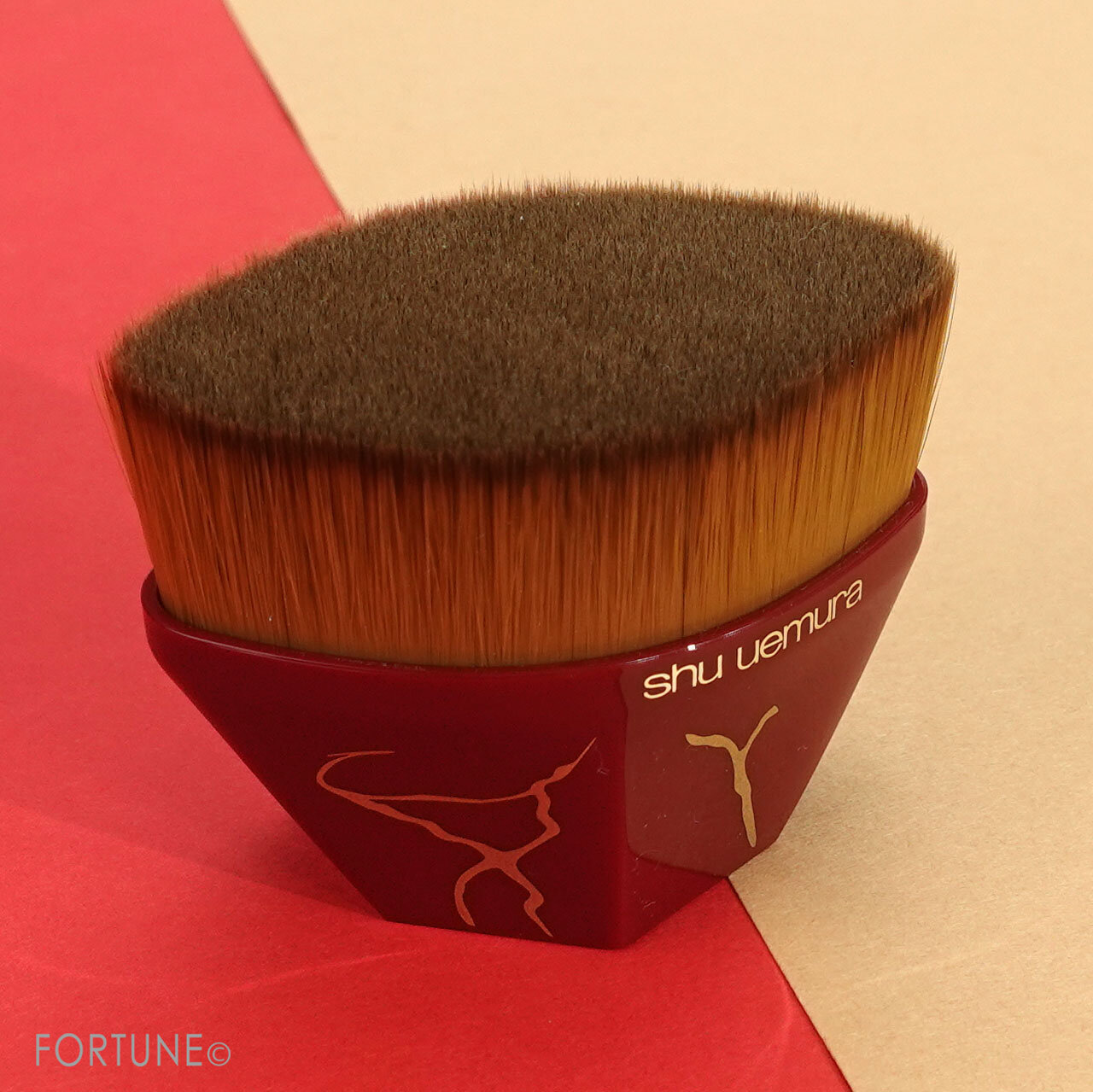 shu uemura（シュウ ウエムラ）『ルージュ アンリミテッド ラッシュ ラヴァ レッド コレクション』ペタル55 ファンデーション ブラシ