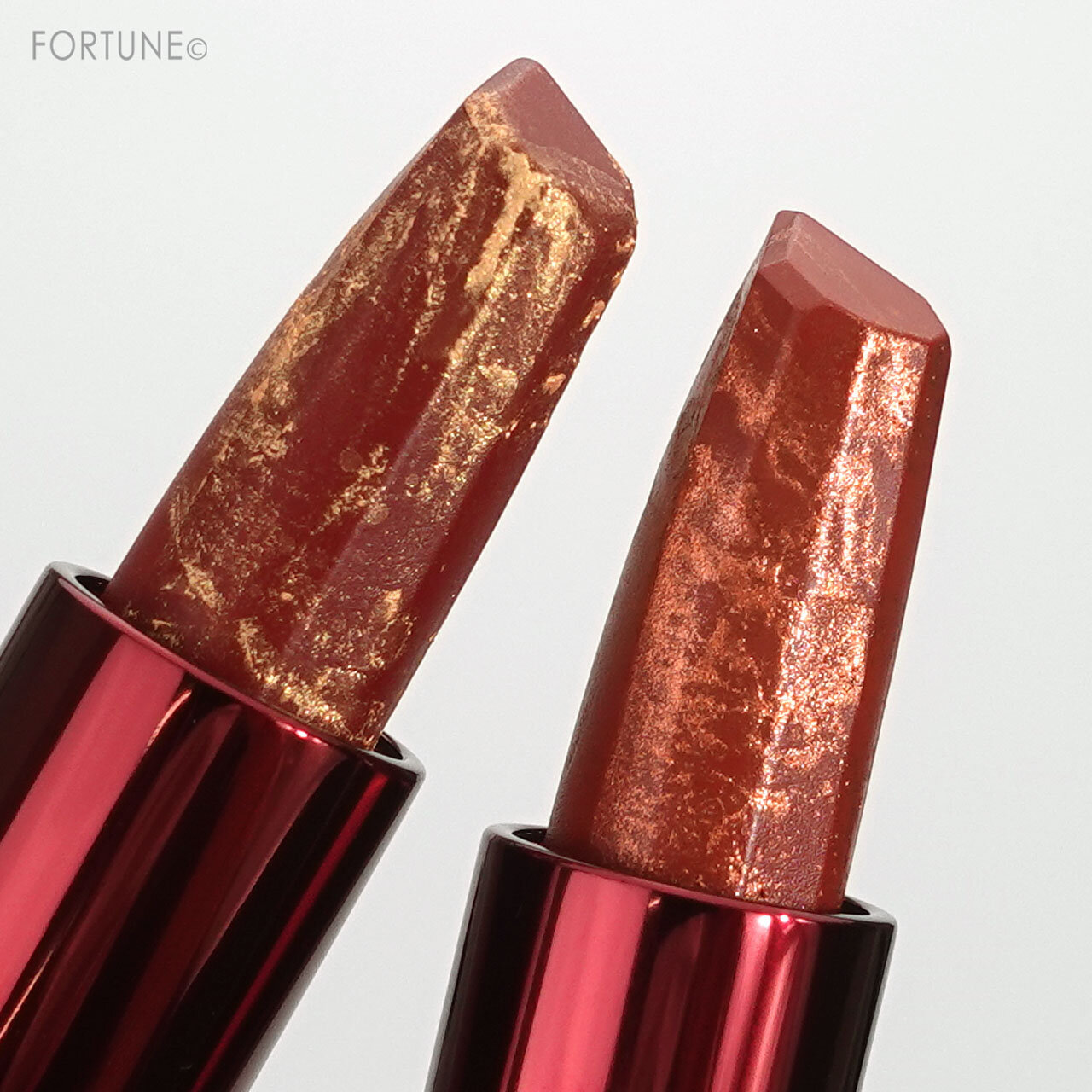 shu uemura（シュウ ウエムラ）『ルージュ アンリミテッド ラッシュ ラヴァ レッド コレクション』ルージュ アンリミテッド キヌ サテン