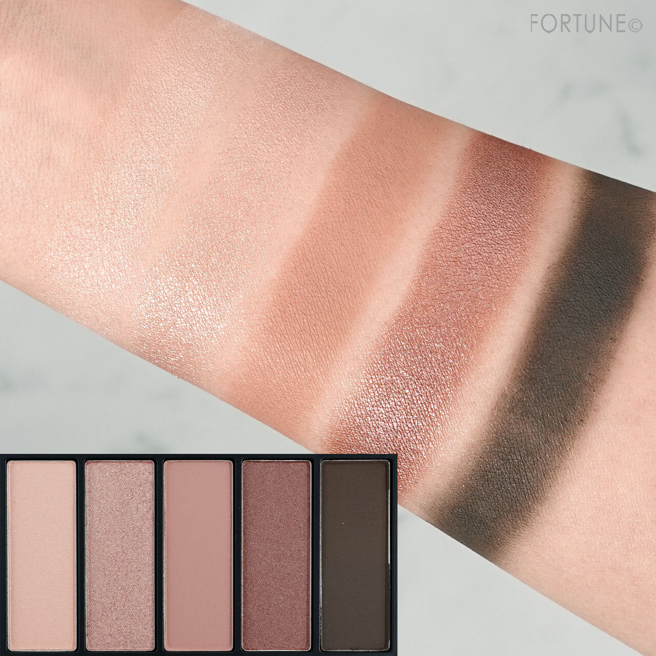 BOBBI BROWN（ボビイ ブラウン）　グロウ ＆ ブロッサム コレクション　ペタル ウォッシュ アイシャドウ パレット