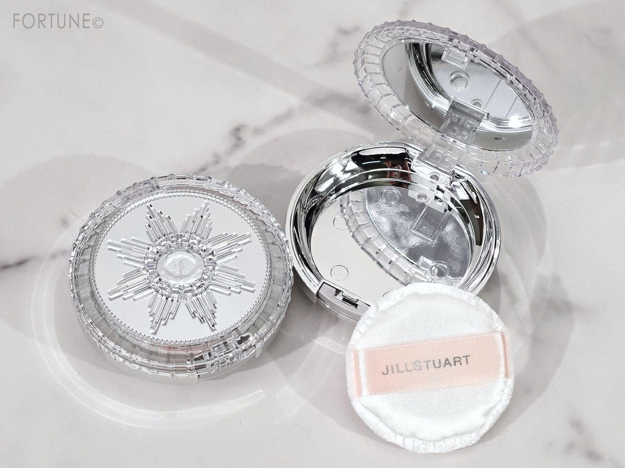 JILLSTUART（ジルスチュアート）　セッティングパウダー コンパクト〈パフ付き〉