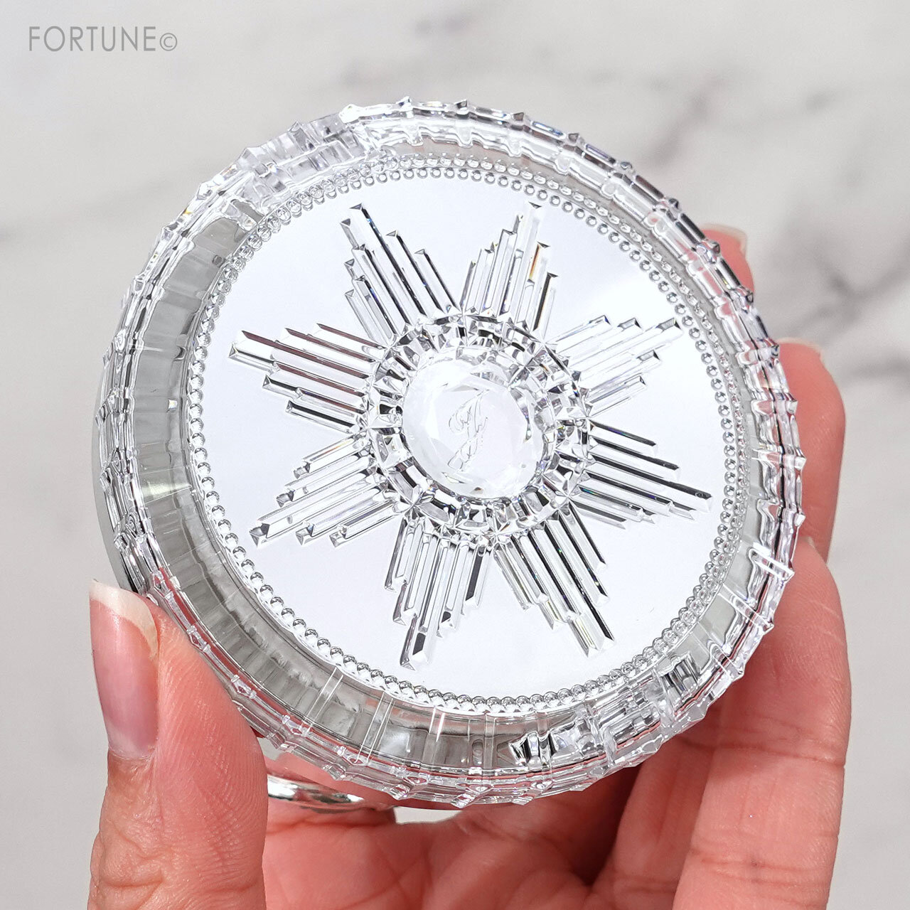 JILLSTUART（ジルスチュアート）　セッティングパウダー コンパクト〈パフ付き〉