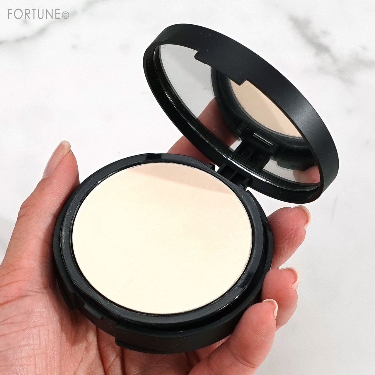 フェイスパウダーとは｜基本の使い方を解説