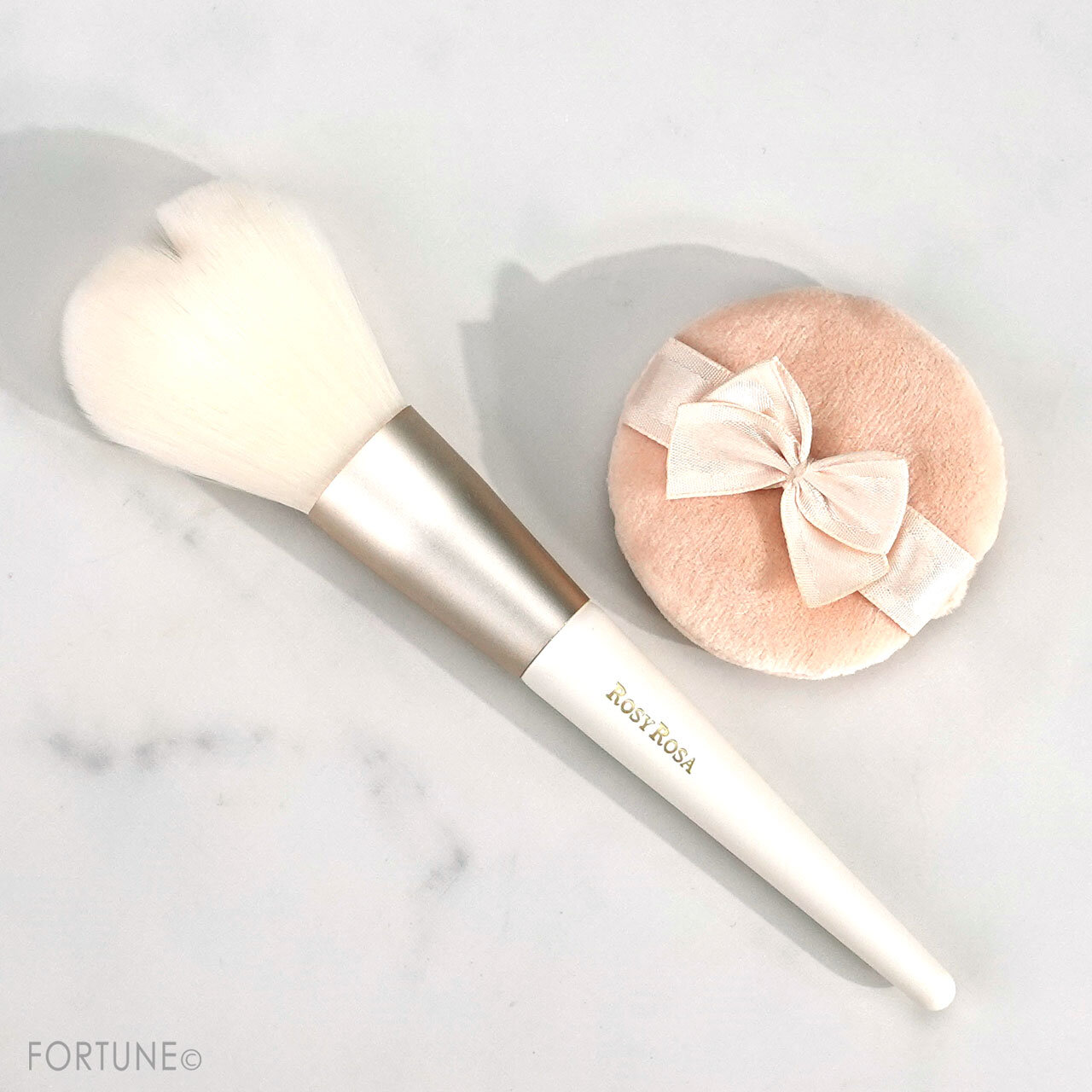 フェイスパウダーとは｜フェイスパウダーのつけ方・パフ / ブラシ