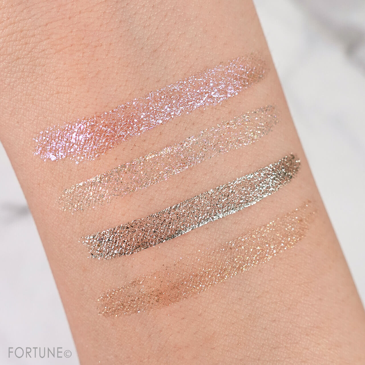 ワンコイン中国コスメ 『aZTK グリッターリキッドアイシャドウ』