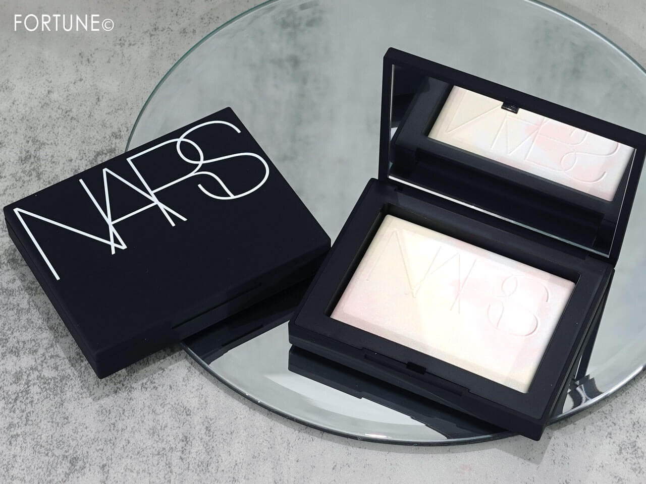NARS（ナーズ）　ライトリフレクティング プリズマティックパウダー