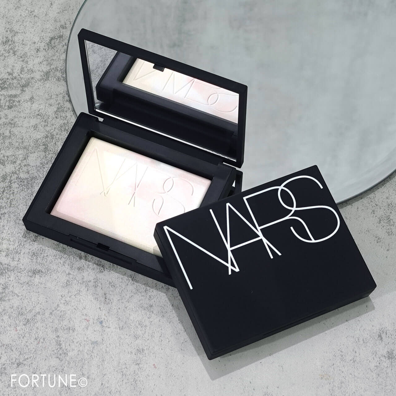 NARS（ナーズ）　ライトリフレクティング プリズマティックパウダー