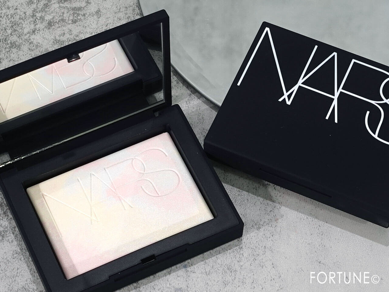 NARS（ナーズ）　ライトリフレクティング プリズマティックパウダー