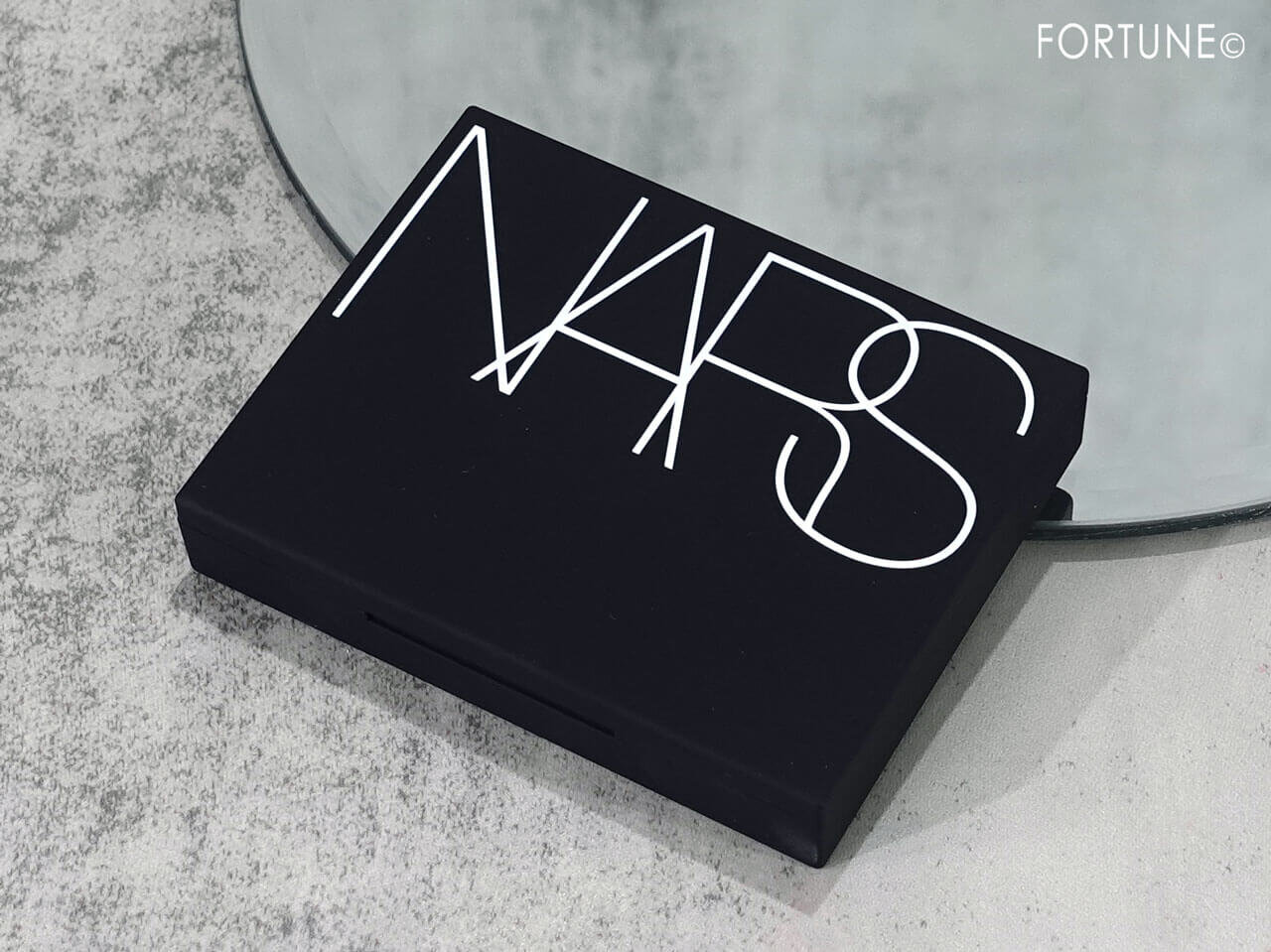 NARS（ナーズ）　ライトリフレクティング プリズマティックパウダー
