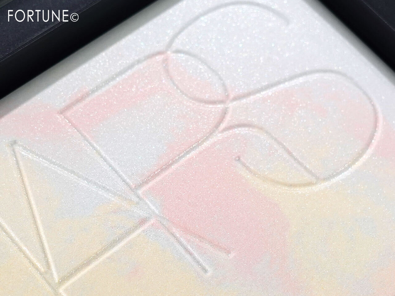 NARS（ナーズ）　ライトリフレクティング プリズマティックパウダー