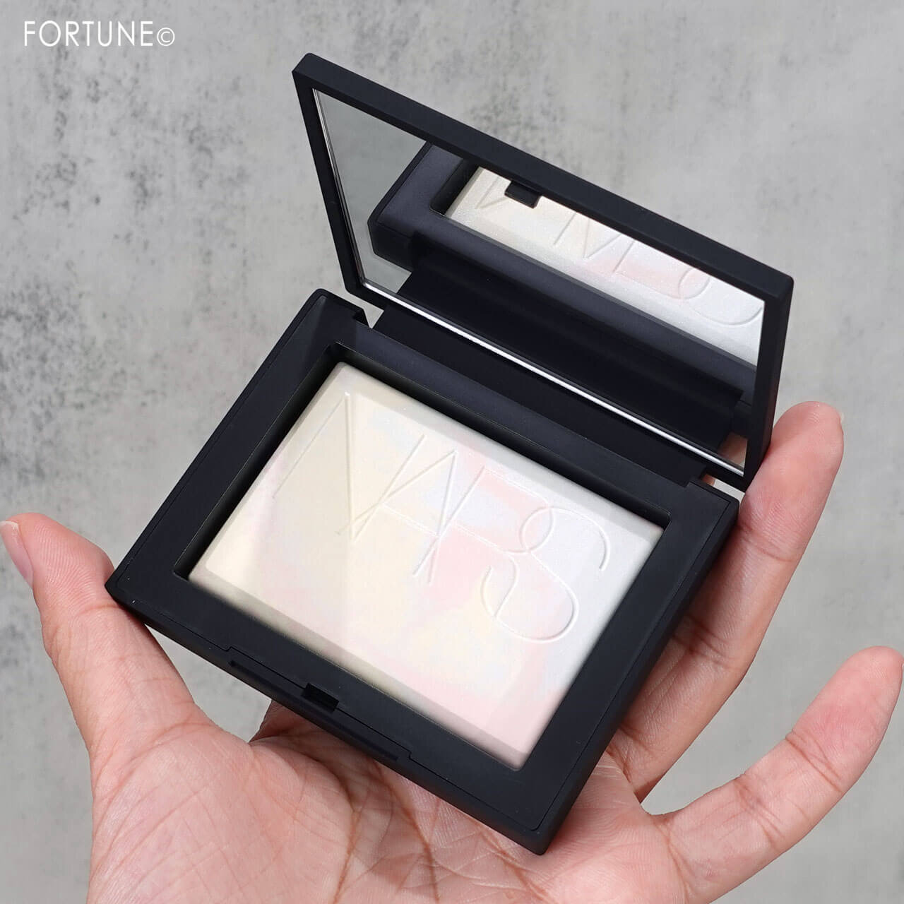 NARS（ナーズ）　ライトリフレクティング プリズマティックパウダー