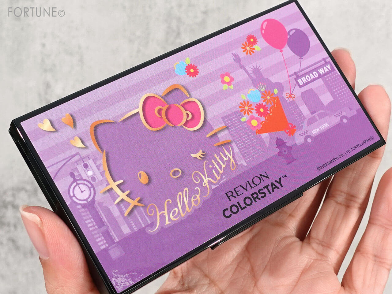 REVLON（レブロン）　カラーステイ ロングウェア UV パウダー ファンデーション キット 2022　ハローキティ コラボレーション