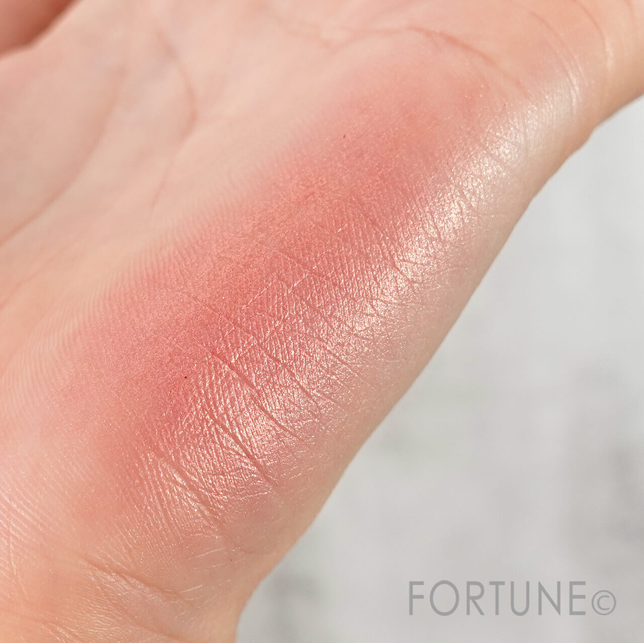 『フェイスシャインブラッシャー』「01 ピオニーピーチ」