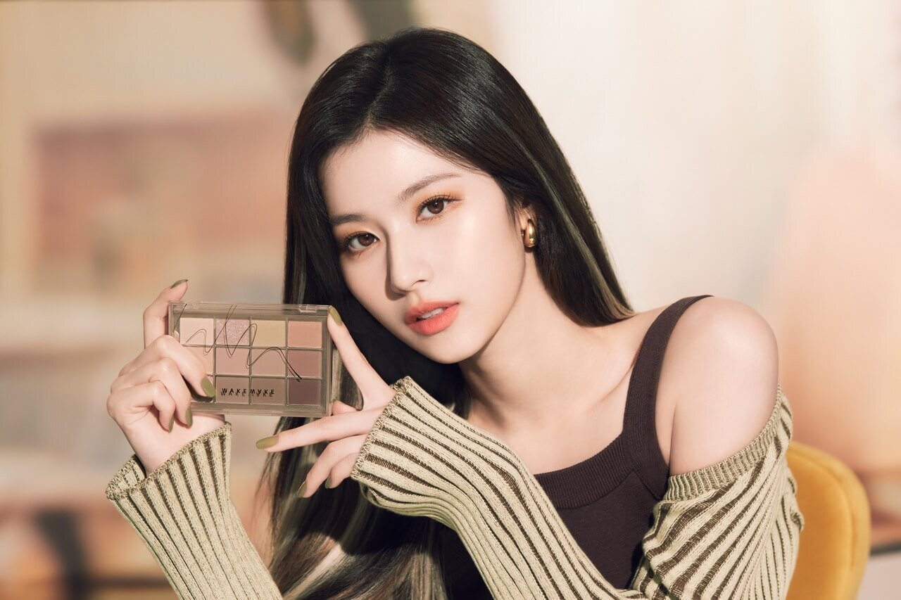 WAKEMAKE（ウェイクメイク）　OLIVE YOUNG（オリーブヤング）　TWICE　サナ