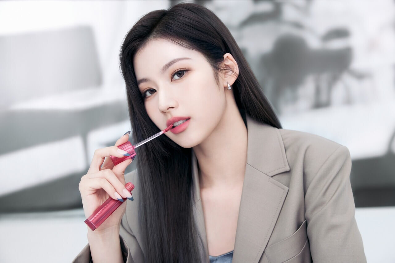 WAKEMAKE（ウェイクメイク）　OLIVE YOUNG（オリーブヤング）　TWICE　サナ