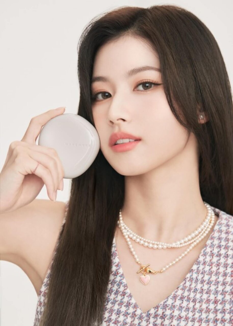 WAKEMAKE（ウェイクメイク）　OLIVE YOUNG（オリーブヤング）　TWICE　サナ