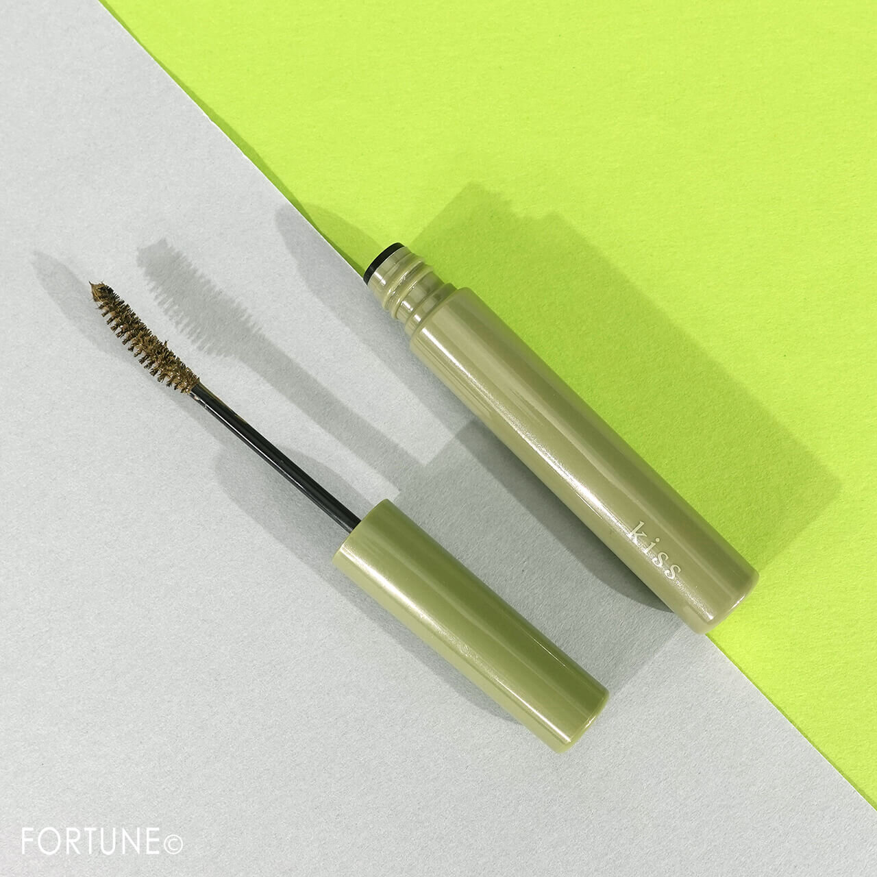 kiss（キス）　ラスティング　カールマスカラX　02　限定色　ピスタチオモカ