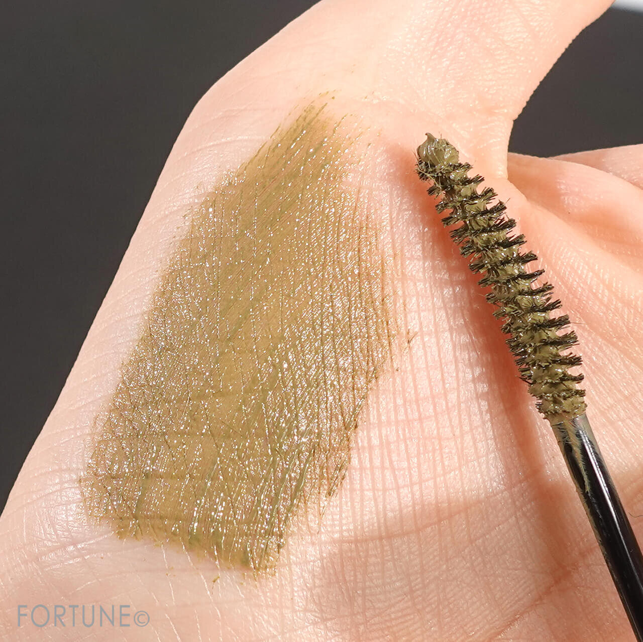 kiss（キス）　ラスティング　カールマスカラX　02　限定色　ピスタチオモカ