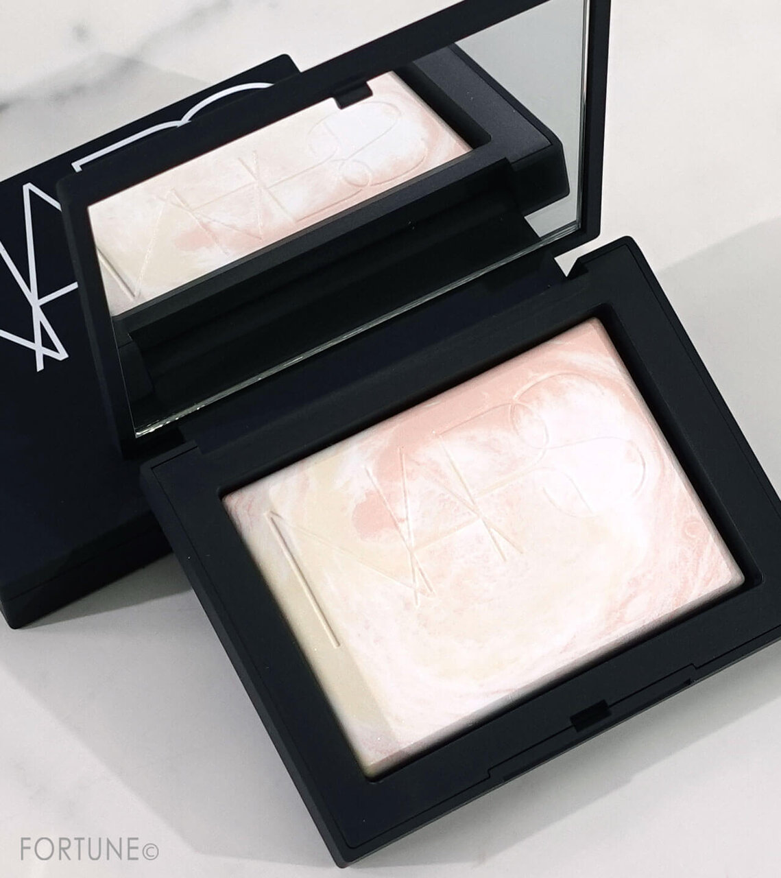 NARS（ナーズ）　『ライトリフレクティング プリズマティックパウダー』 