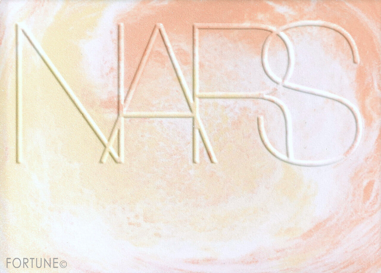 NARS（ナーズ）　『ライトリフレクティング プリズマティックパウダー』 