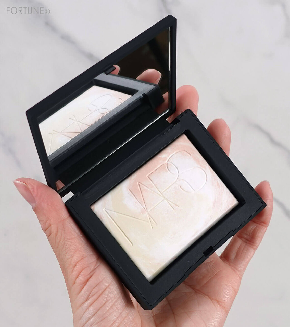 NARS（ナーズ）　『ライトリフレクティング プリズマティックパウダー』 