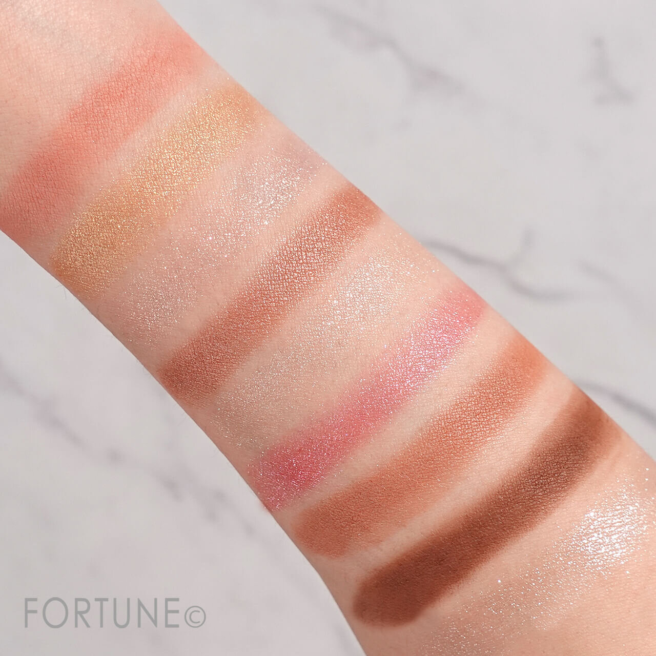 『シャインユー アイシャドウパレット』　「01 朝焼けに染まるピンクの湖（ピンク）」