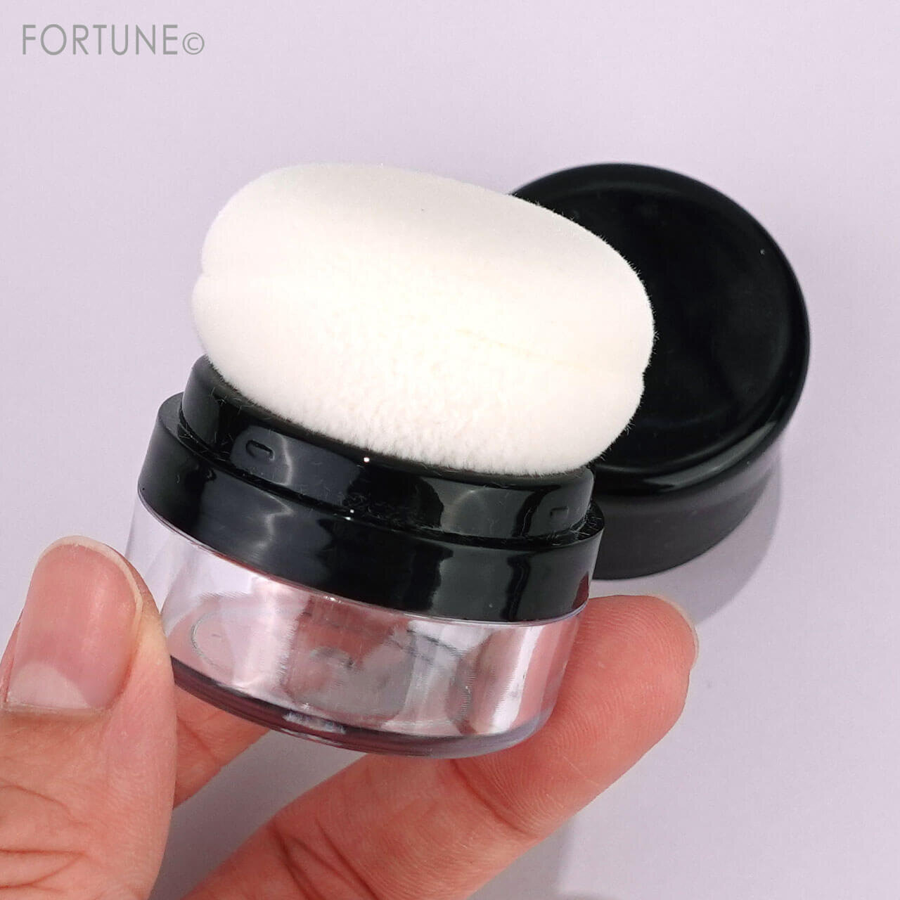 ダイソー　スポンジ付チーク容器