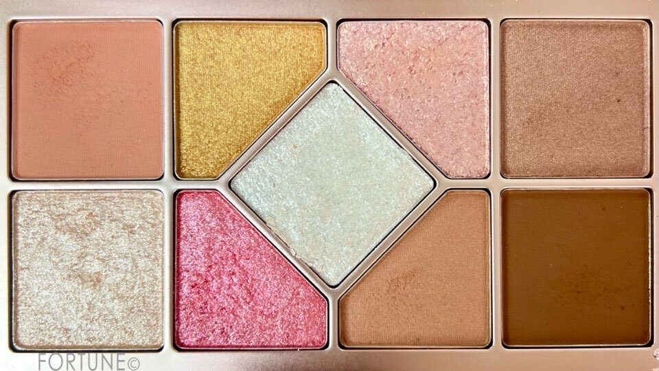 『シャインユー アイシャドウパレット』　「01 朝焼けに染まるピンクの湖（ピンク）」