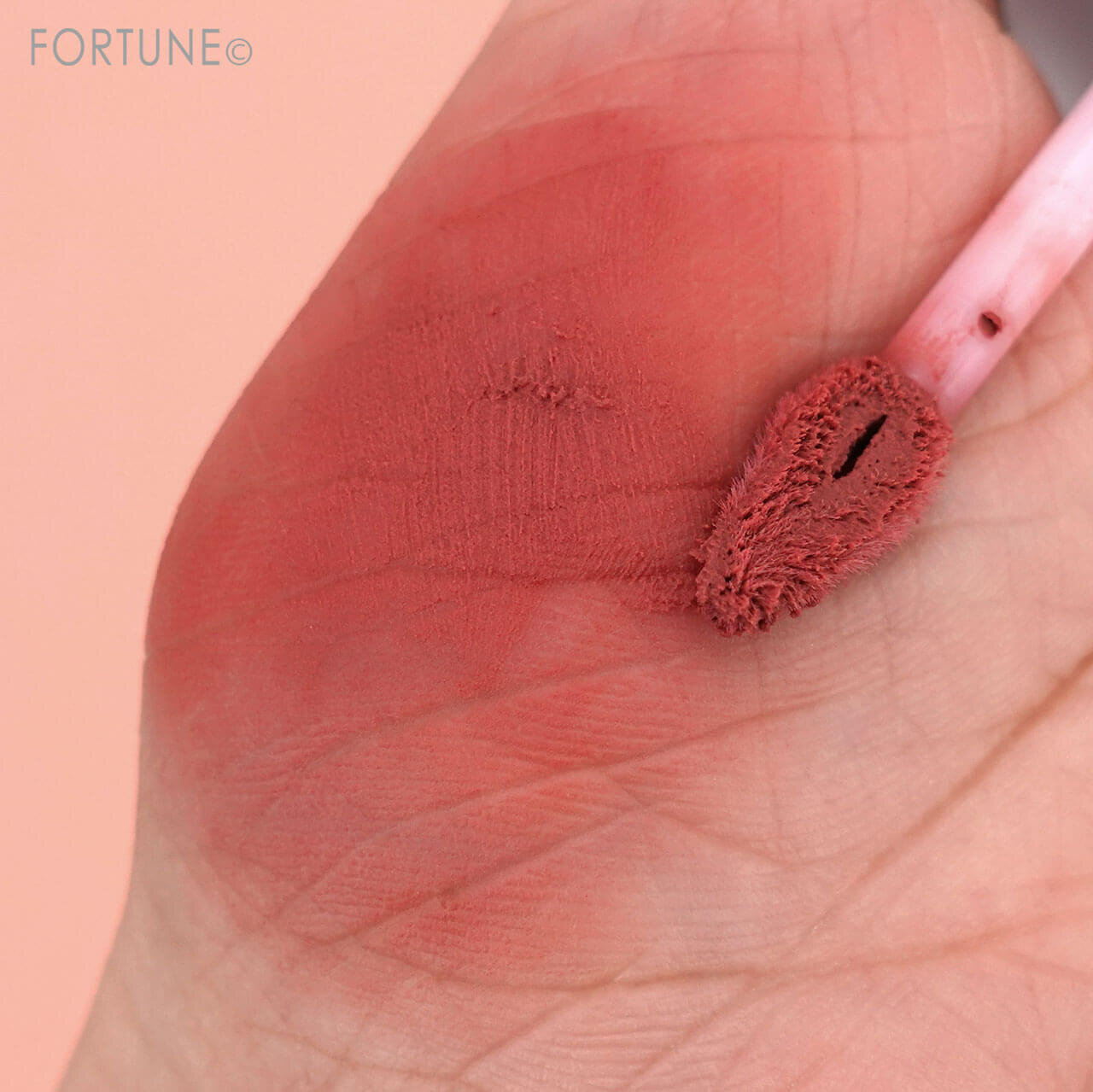 INTO U（イントゥーユー）　『INTO U カスタマイズエアリーリップマッド』