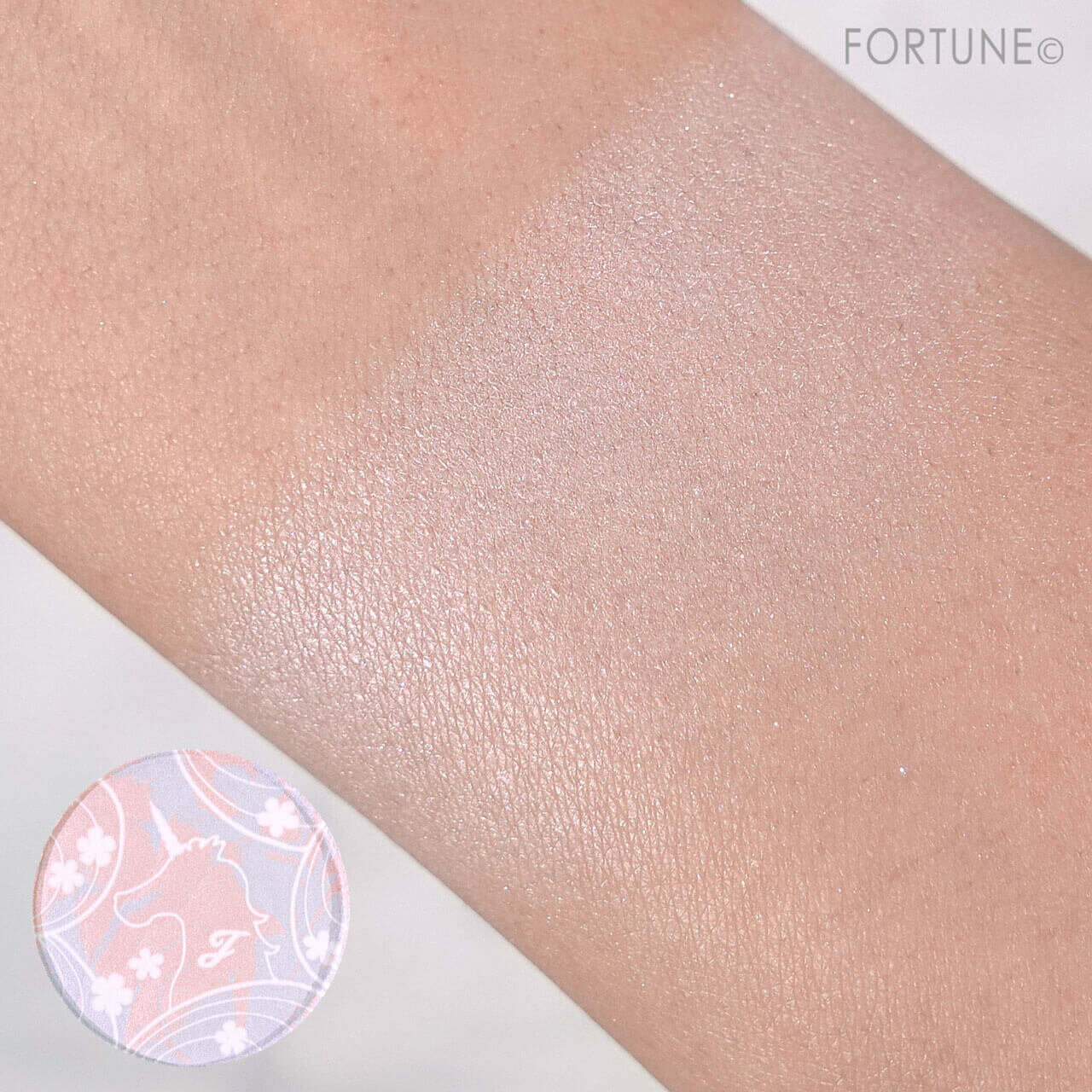 JILLSTUART Beauty（ジルスチュアート ビューティ）　クリスマスコフレ2023　『メルティシマー ブラッシュ　ユニコーンユートピア』