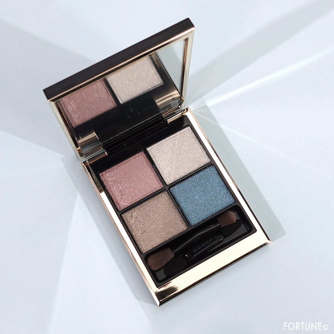 SUQQU（スック）　2023年クリスマスコフレ　「シグニチャー カラー アイズ 131 六花 -RIKKA」