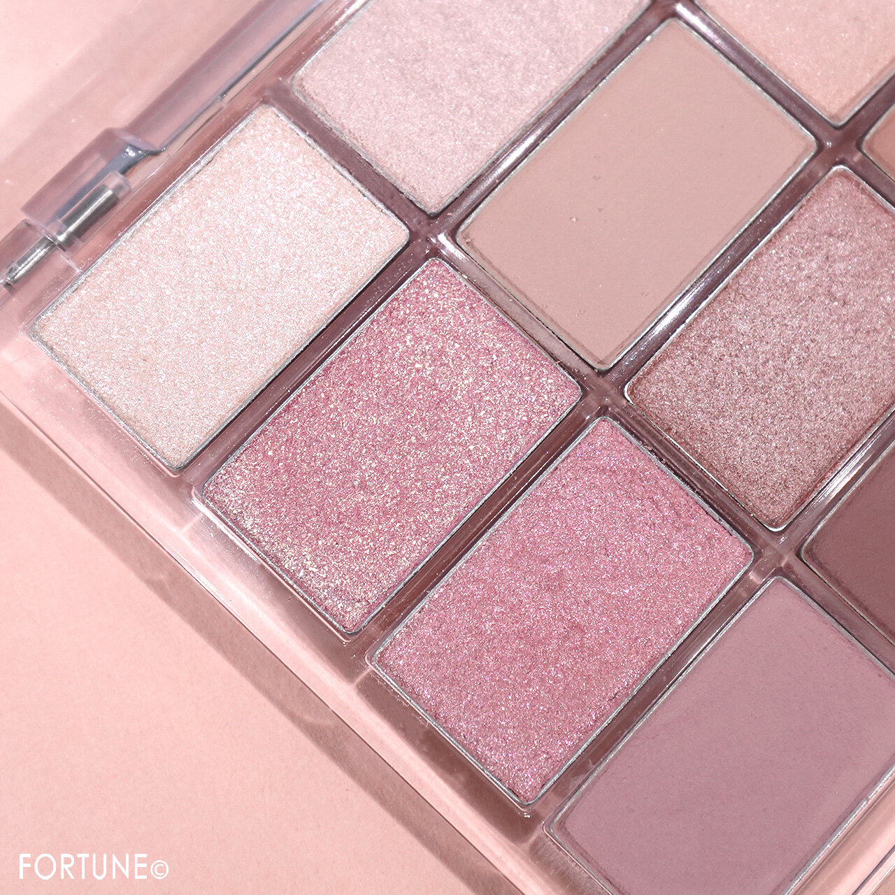 WAKEMAKE（ウェイクメイク）　2023年冬新作コスメ　『ソフトブラーリングアイパレット』