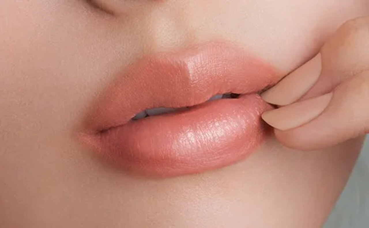 KiSS（キス）　リップアロー　01 たまゆらベージュ