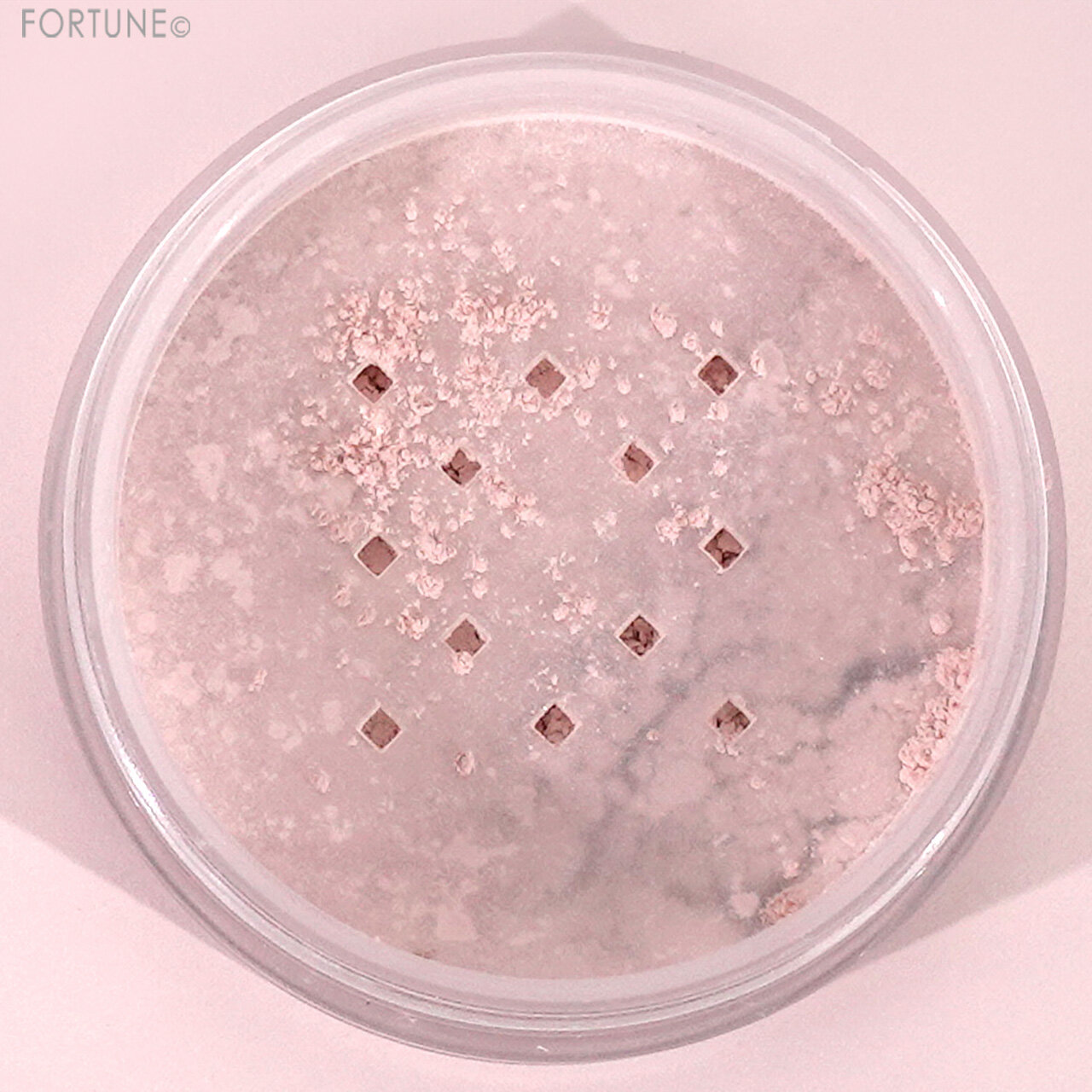 CahtyDoll（キャシードール）　『トランスルーセント ルースセッティングパウダー』　グロウ