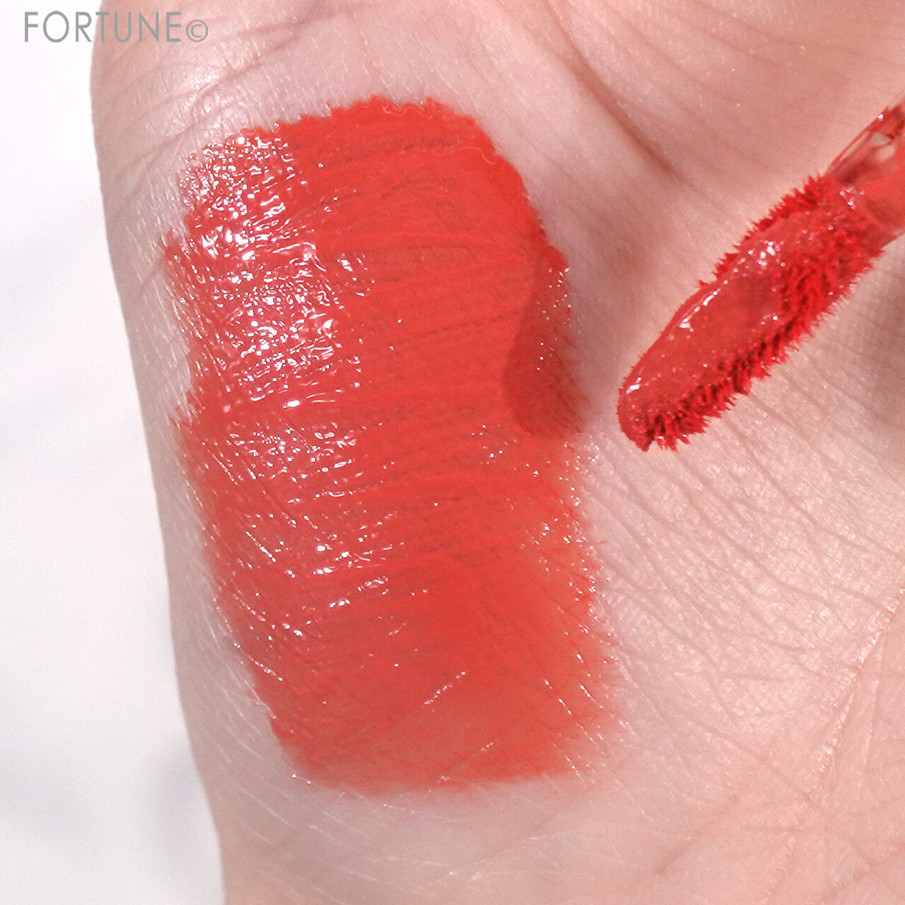 REVLON（レブロン）　『レブロン ジェリー ティント リップ セラム』　001 ストロベリー ミルク