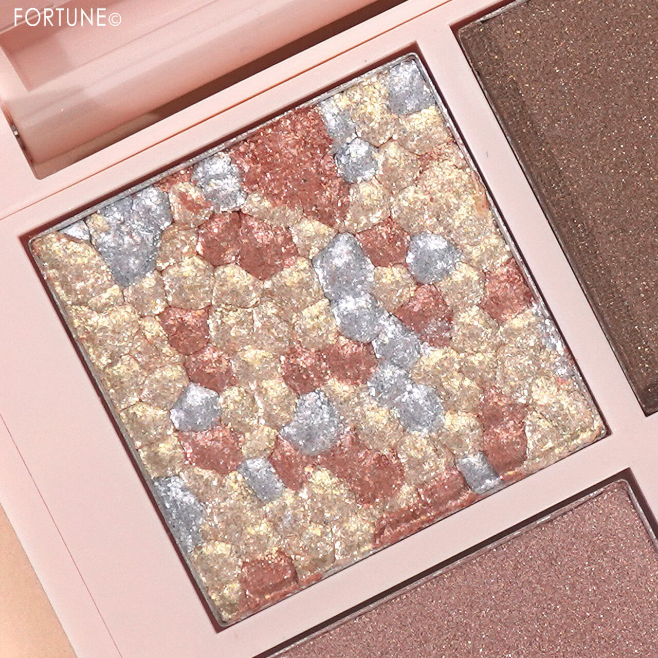 REVLON（レブロン）　『レブロン ダズル アイシャドウ クアッド』　008 カシミア ヌード