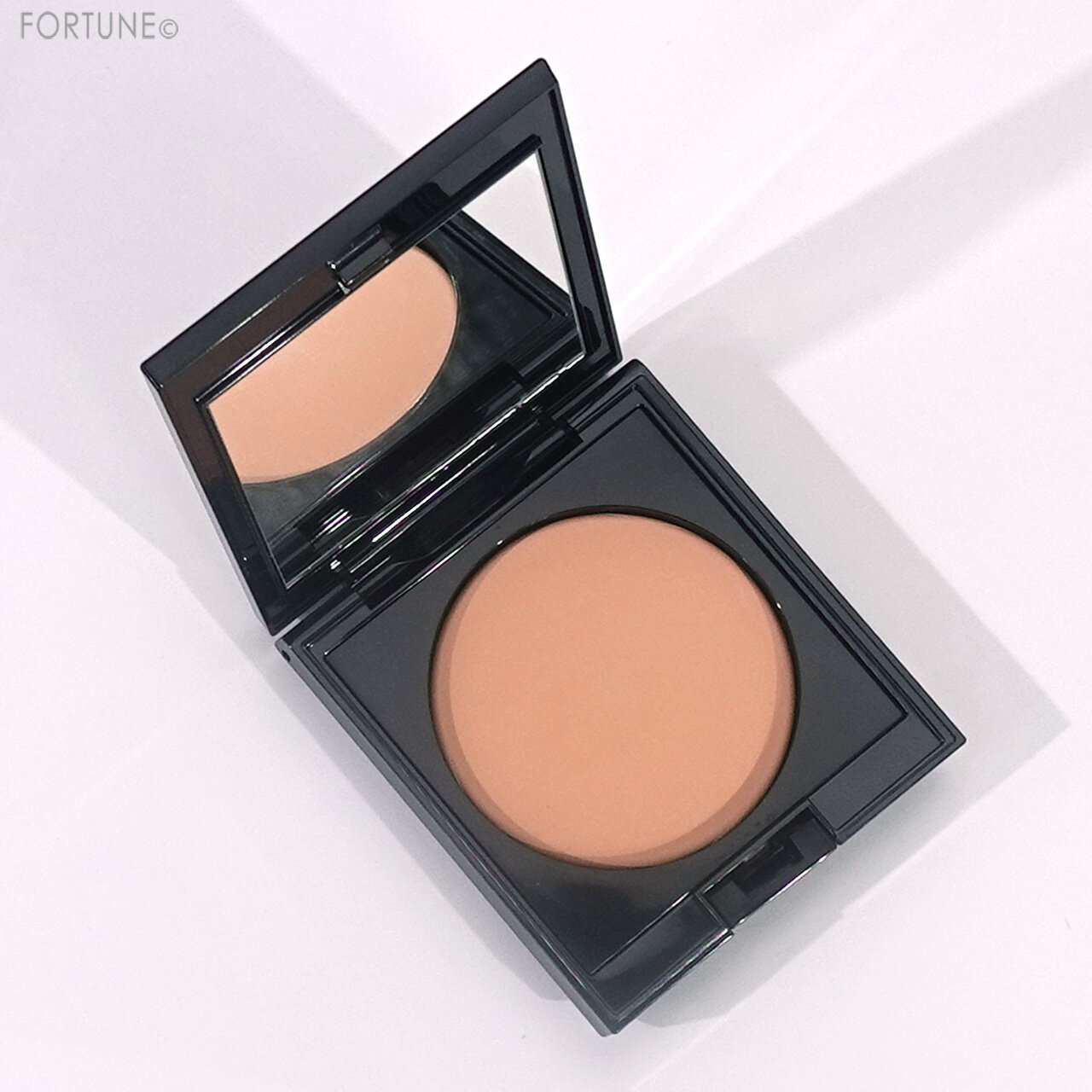 ADDICTION（アディクション）　『アディクション　スキンリフレクト　セッティングパウダー』001　Translucent Glow