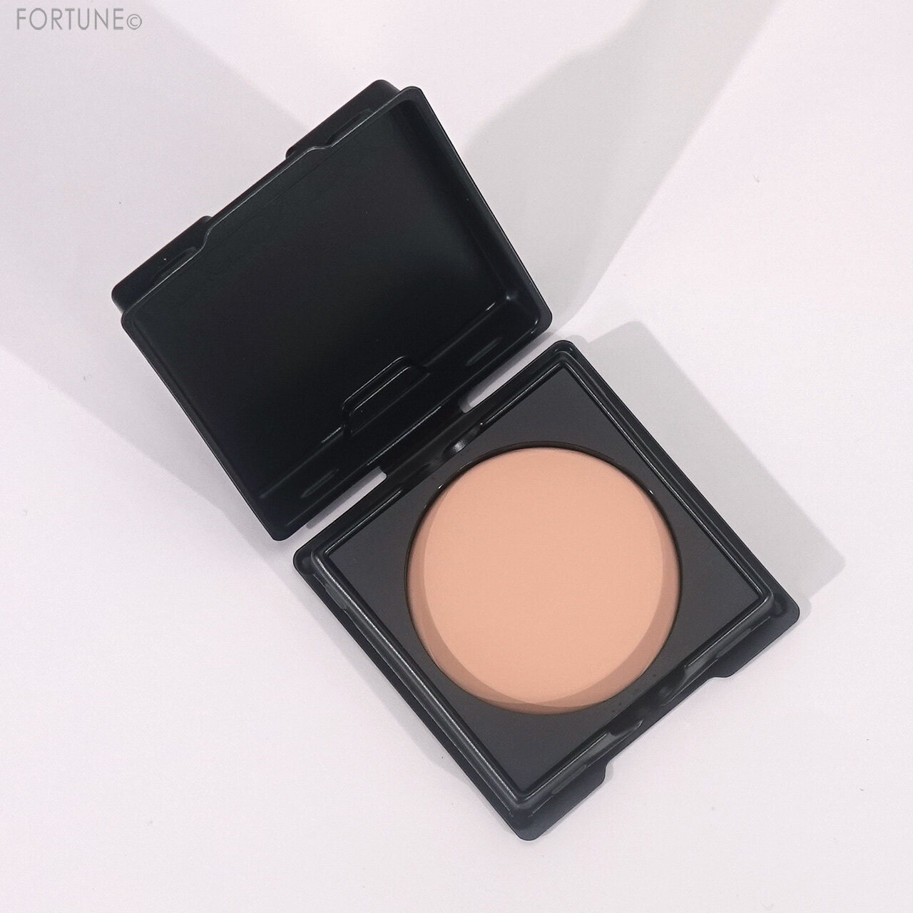 ADDICTION（アディクション）　『アディクション　シルキーブラー　セッティングパウダー』　001