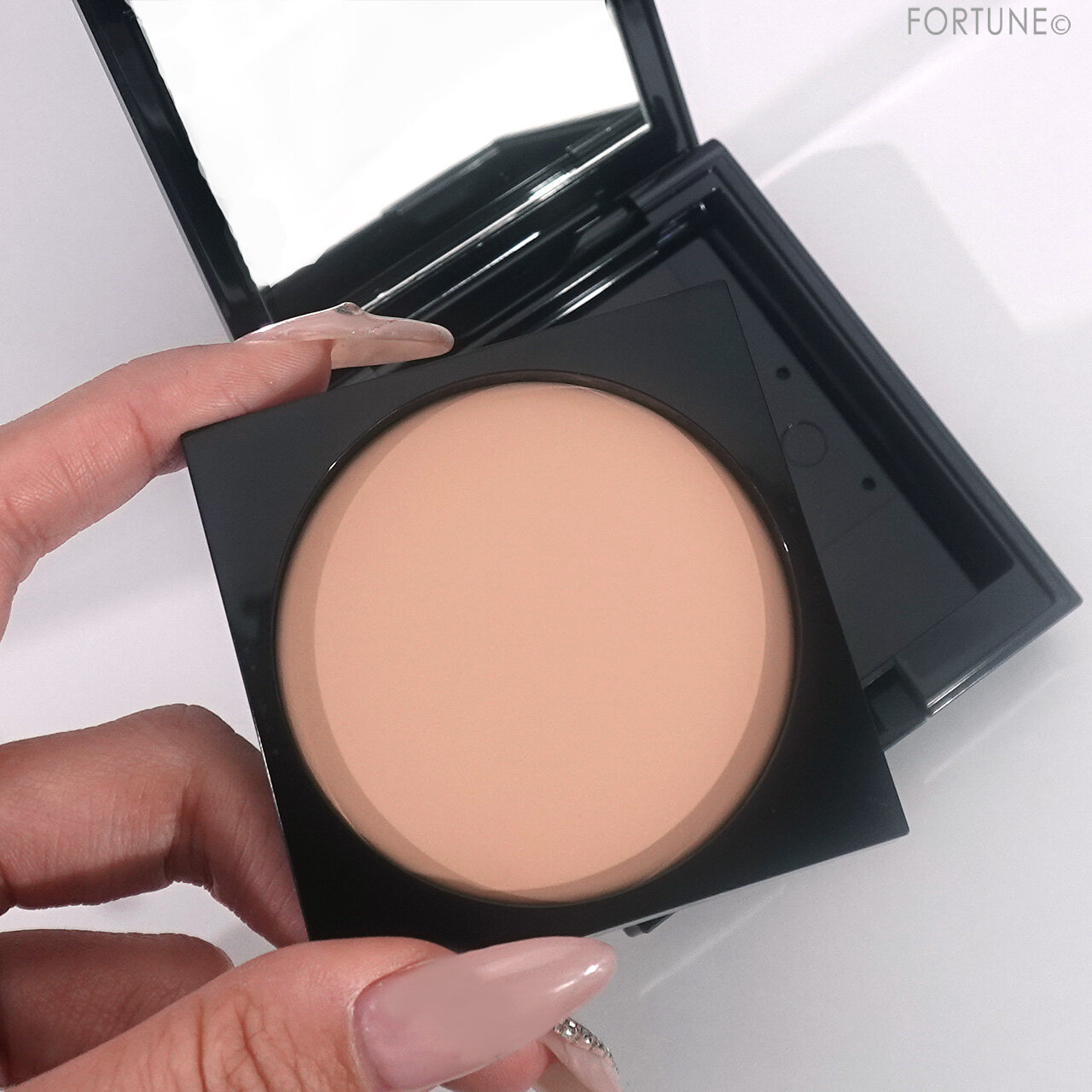 ADDICTION（アディクション）　『アディクション　シルキーブラー　セッティングパウダー』　001