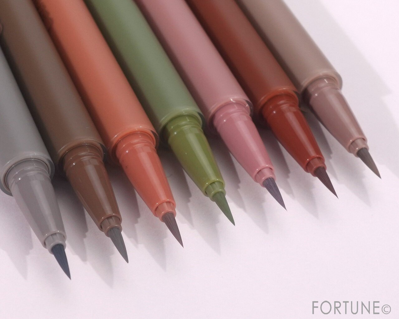 カラーアイライナー　使い方　メリット