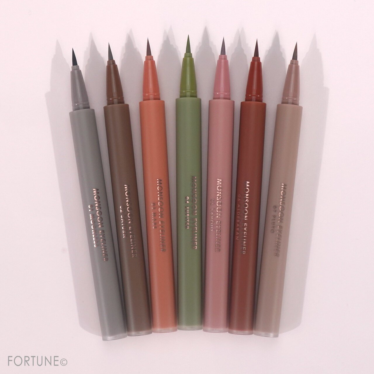 カラーアイライナー　アイメイク　使い方