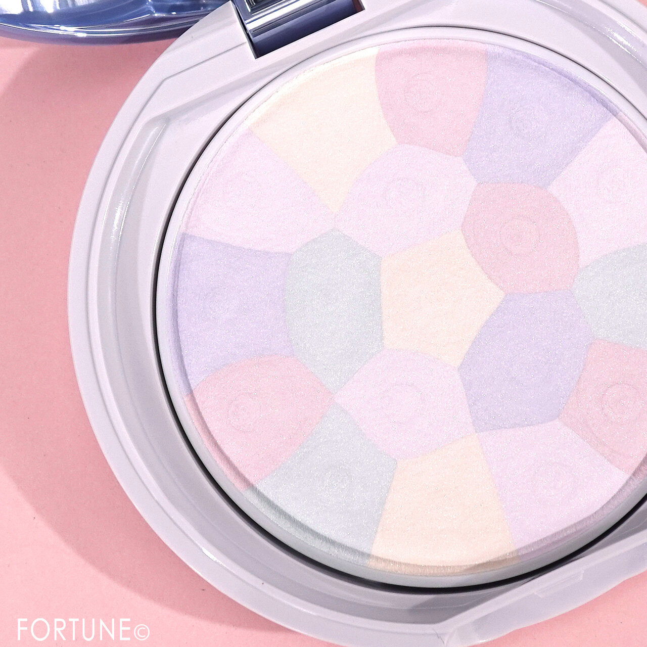 CANMAKE（キャンメイク）　『イルミネイティングフィニッシュパウダー ～Abloom～』