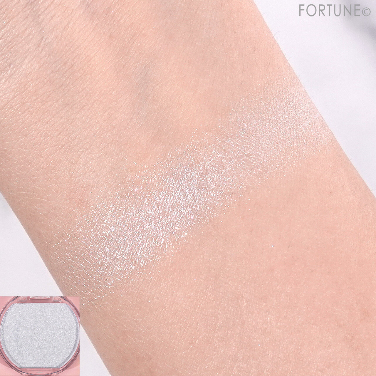 CANMAKE（キャンメイク）　『むにゅっとハイライター』　04 ブルートパーズ