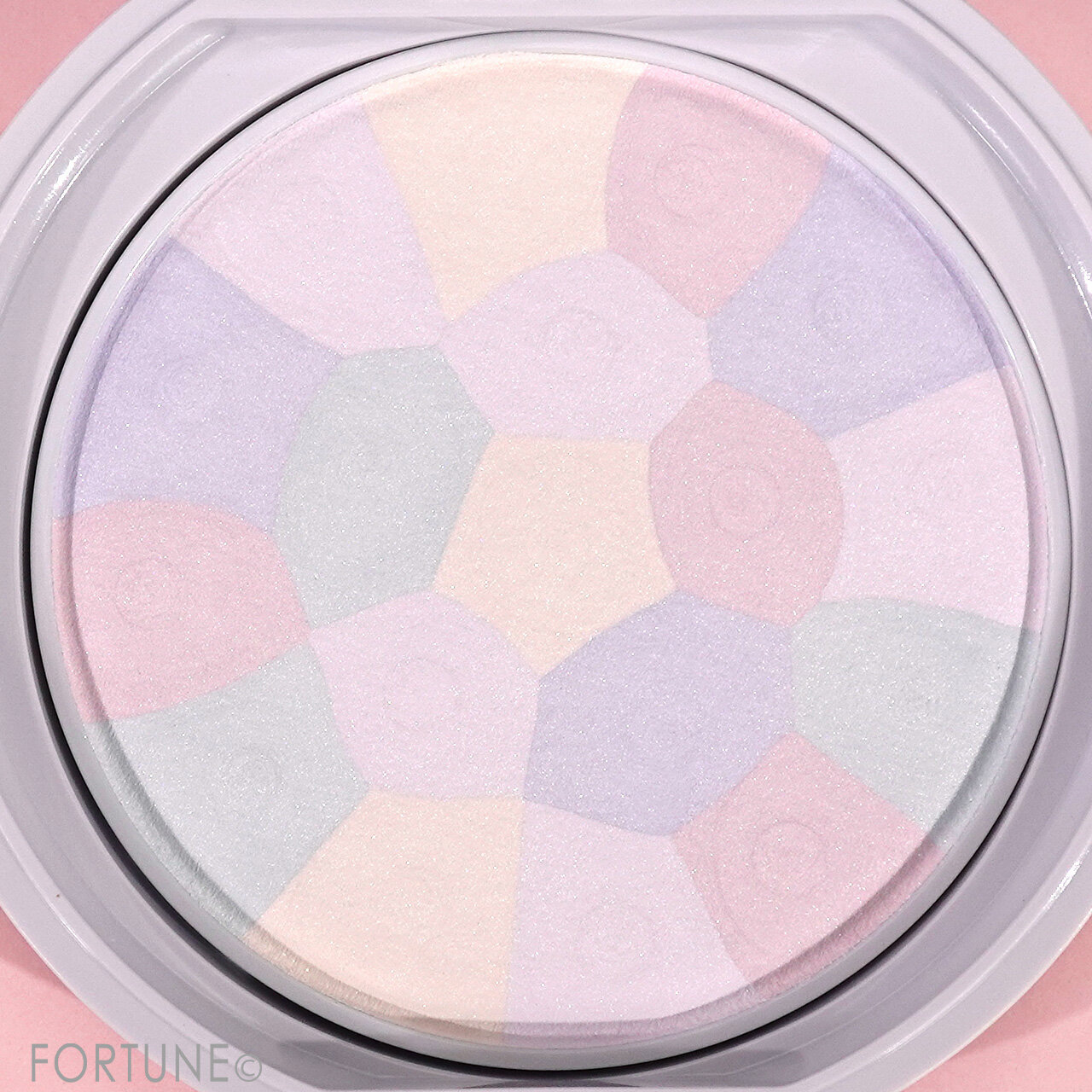 CANMAKE（キャンメイク）　『イルミネイティングフィニッシュパウダー ～Abloom～』　01 ハイドレンジアガーデン