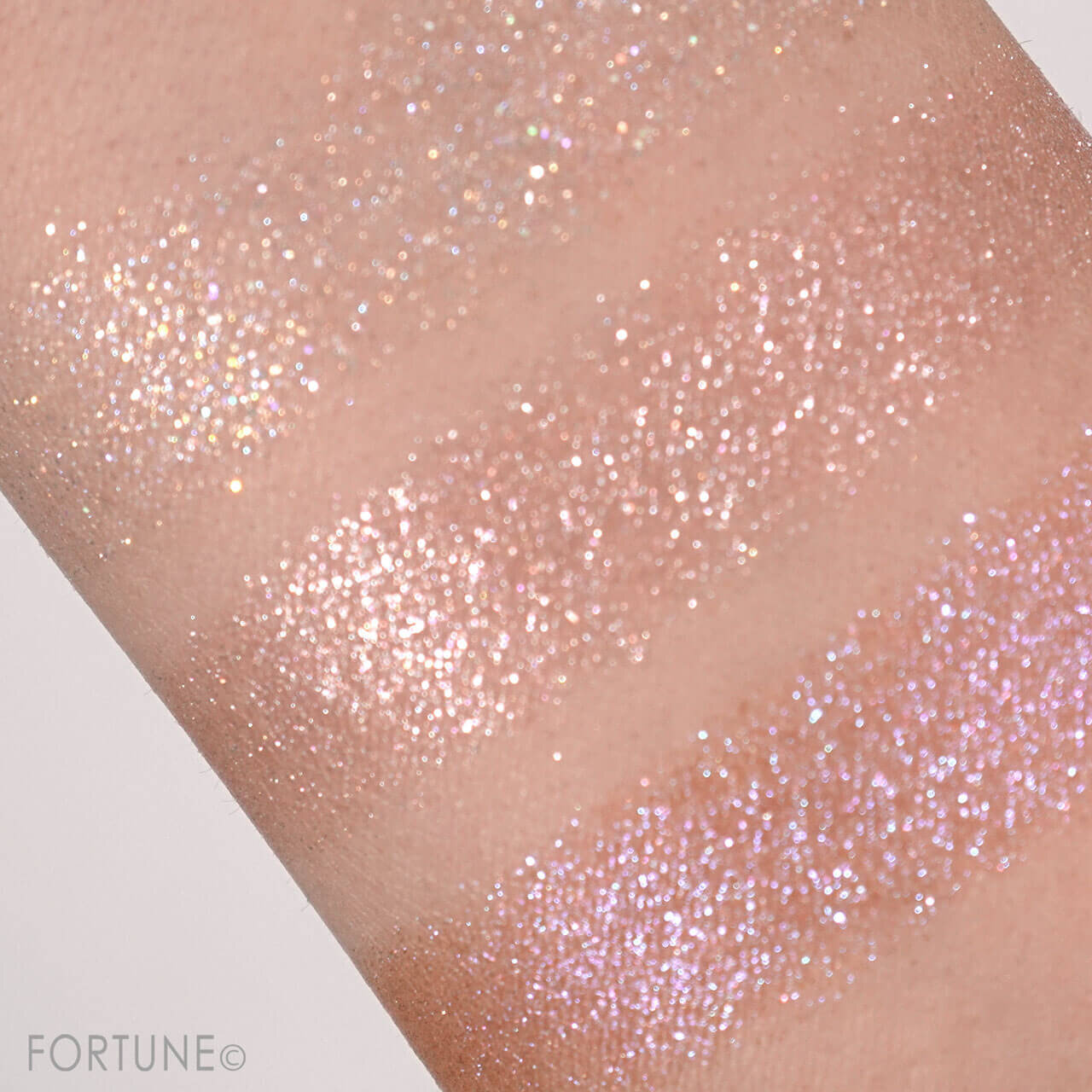 Cathy Doll（キャシードール）　シアーアラウンド トリオ アイシャドウパレット　07 シャンパンバイブス