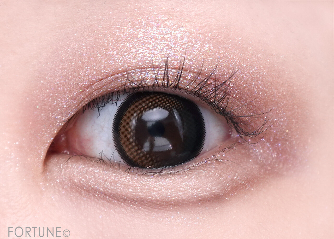 Cathy Doll（キャシードール）　シアーアラウンド トリオ アイシャドウパレット　07 シャンパンバイブス