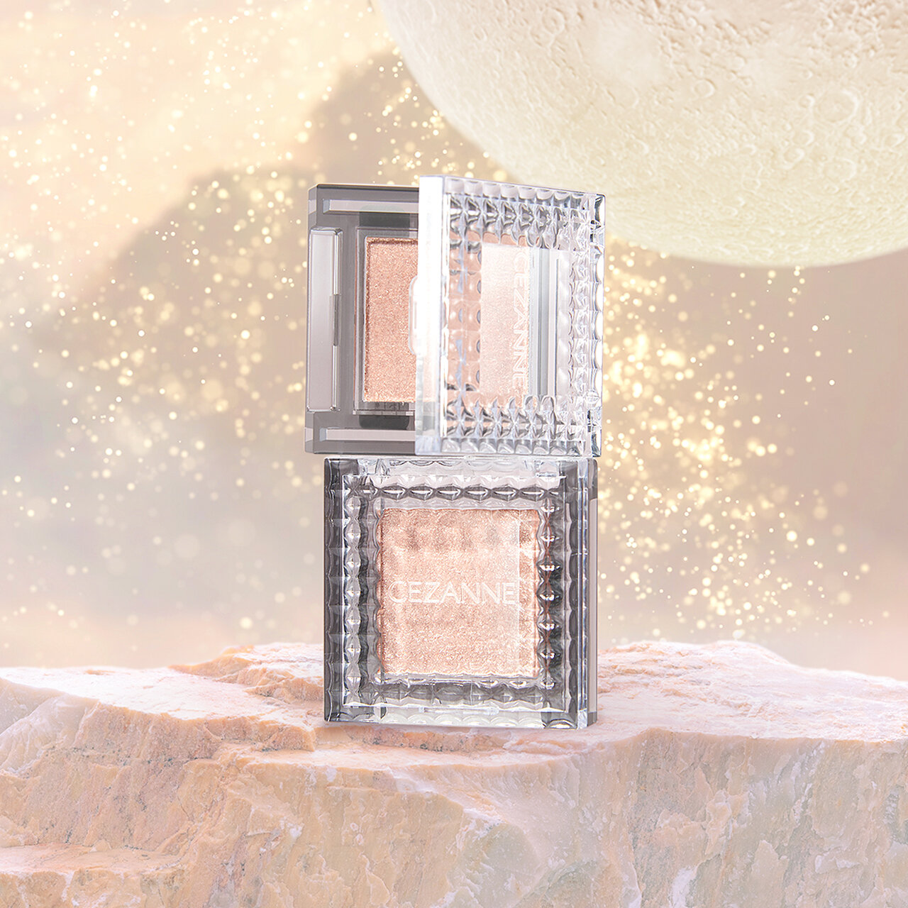 CEZANNE（セザンヌ）　『セザンヌ　シングルシャイニーアイシャドウ』　01 ムーンジェム