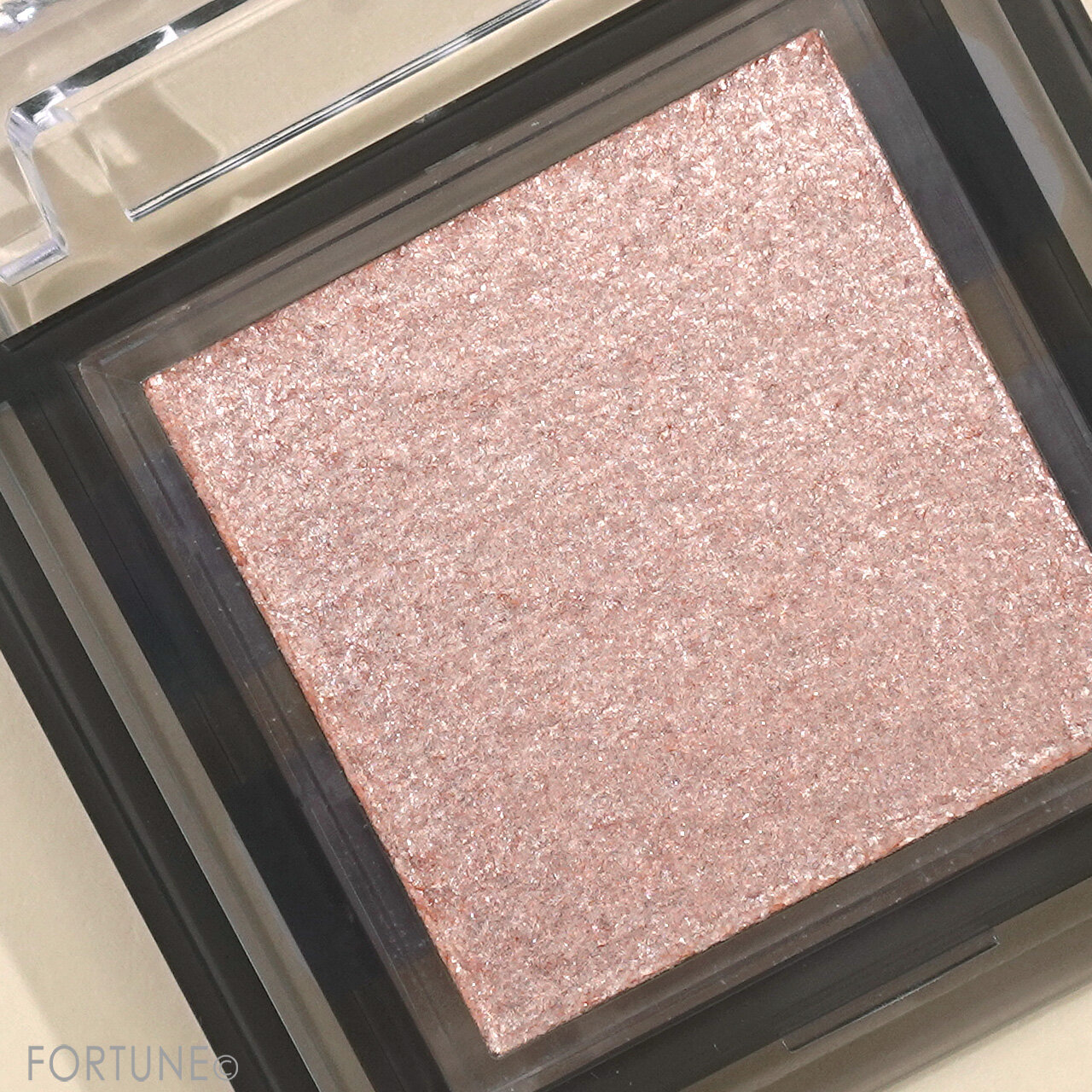 CEZANNE（セザンヌ）　『セザンヌ　シングルシャイニーアイシャドウ』