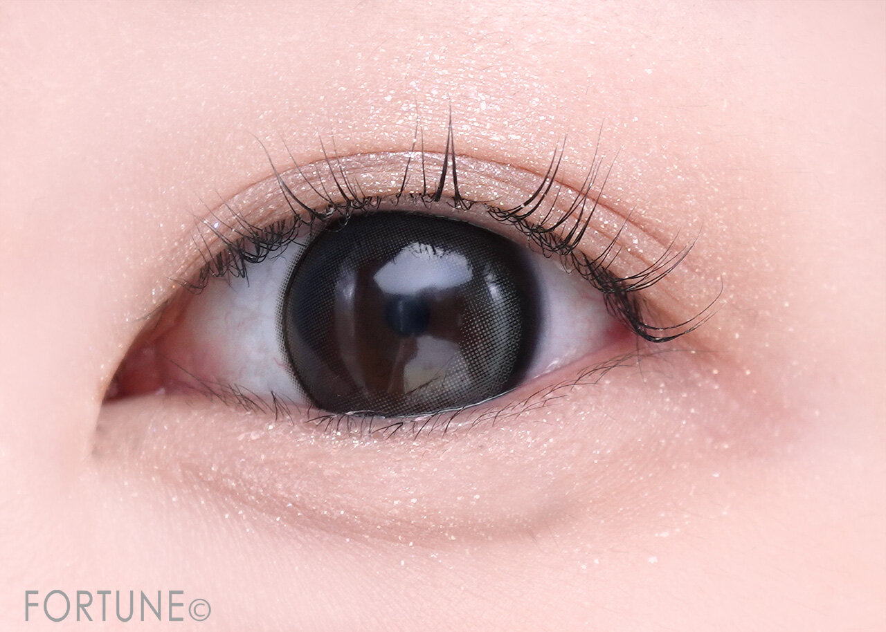 CEZANNE（セザンヌ）　『セザンヌ　シングルシャイニーアイシャドウ』　01 ムーンジェム