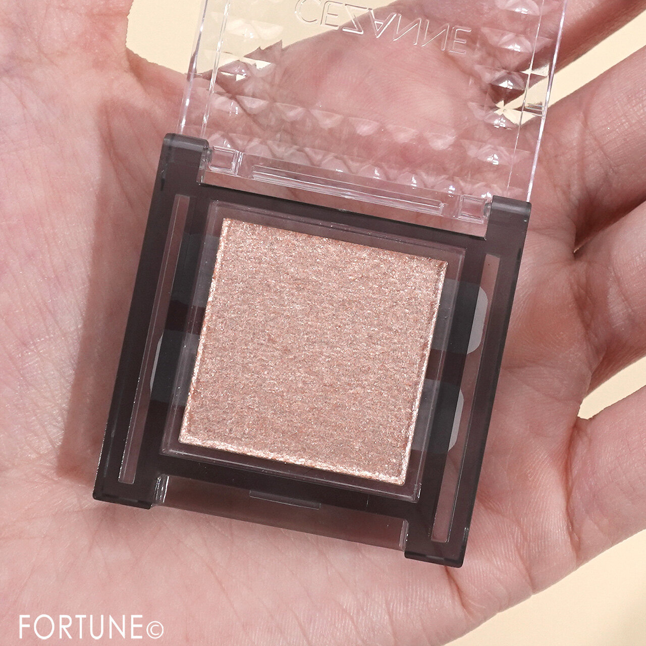 CEZANNE（セザンヌ）　『セザンヌ　シングルシャイニーアイシャドウ』